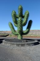 Der Kaktusgarten in Guatiza auf Lanzarote. Der Kaktus Metallemblem des Cactus Garden. Klicken, um das Bild in Adobe Stock zu vergrößern (neue Nagelritze).