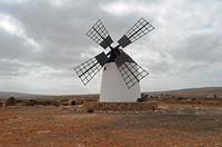 Das Dorf Llanos de la Concepción in Fuerteventura. Windmühle an vier Flügeln. Klicken, um das Bild in Adobe Stock zu vergrößern (neue Nagelritze).