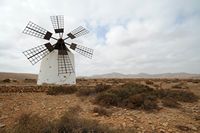 El pueblo de Llanos de la Concepción, en Fuerteventura. Molino de seis alas. Haga clic para ampliar la imagen en Adobe Stock (nueva pestaña).