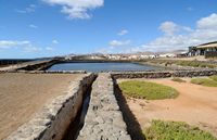 Het dorp Las Salinas del Carmen in Fuerteventura. Een verdamping bekken van de zoutpannen. Klikken om het beeld te vergroten in Adobe Stock (nieuwe tab).