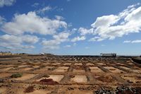 Het dorp Las Salinas del Carmen in Fuerteventura. Restauratie van kristallisatie bekkens (anjers) zout. Klikken om het beeld te vergroten in Adobe Stock (nieuwe tab).