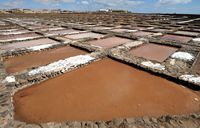A aldeia de Las Salinas del Carmen em Fuerteventura. Bacias de cristalização (cravos) das salines. Clicar para ampliar a imagem em Adobe Stock (novo guia).