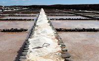 Il villaggio di Las Salinas del Carmen a Fuerteventura. stagni di cristallizzazione (garofani) sale. Clicca per ingrandire l'immagine in Adobe Stock (nuova unghia).