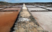 Het dorp Las Salinas del Carmen in Fuerteventura. Kristallisatie bekkens (anjers) zout. Klikken om het beeld te vergroten in Adobe Stock (nieuwe tab).