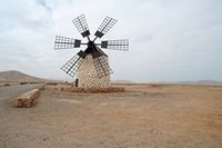 A aldeia de Tefia em Fuerteventura. Moinho macho (molino). Clicar para ampliar a imagem em Adobe Stock (novo guia).