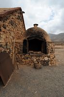 Das Dorf Tefía Fuerteventura. Die Alcogida, Brotbackofen des Hauses Nr 6. Klicken, um das Bild in Adobe Stock zu vergrößern (neue Nagelritze).