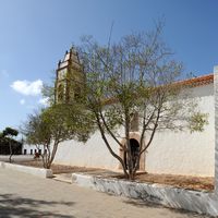 El pueblo de Tetir en Fuerteventura. La iglesia de Santo Domingo. Haga clic para ampliar la imagen en Adobe Stock (nueva pestaña).