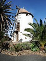 Het dorp Tiagua in Lanzarote. Mannelijke molen van de agrarische villa. Klikken om het beeld te vergroten in Adobe Stock (nieuwe tab).