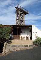 Het dorp Tiagua in Lanzarote. De vrouwelijke molen. Klikken om het beeld te vergroten in Adobe Stock (nieuwe tab).