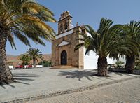 A aldeia de Vega de Río Palmas em Fuerteventura. A Igreja de Nossa Senhora da Rocha (Ermita de Nuestra Señora de la Peña). Clicar para ampliar a imagem em Adobe Stock (novo guia).