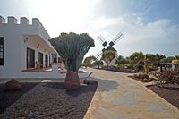 A cidade de Antigua em Fuerteventura. O Jardim de Cactus. O centro de artesanato. Clicar para ampliar a imagem em Adobe Stock (novo guia).