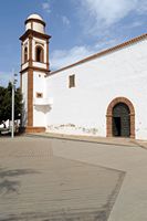 Die Stadt Antigua in Fuerteventura. Die Kirche Unserer Lieben Frau von La Antigua. Klicken, um das Bild in Adobe Stock zu vergrößern (neue Nagelritze).