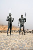 O parque rural de Betancuria em Fuerteventura. As estátuas de Ayose e Guise. Clicar para ampliar a imagem em Adobe Stock (novo guia).