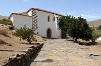 De stad Betancuria in Fuerteventura. De kluis van Sint-Didacus van Alcalá (San Diego de Alcalá), verliet de kapel van de grot. Klikken om het beeld te vergroten in Adobe Stock (nieuwe tab).