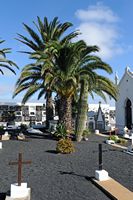 A cidade de Haría em Lanzarote. Túmulo de César Manrique no cemitério de Haría. Clicar para ampliar a imagem em Adobe Stock (novo guia).