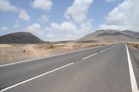 Die Stadt La Oliva in Fuerteventura. La Montaña Quemada und der Montaña Tindaya. Klicken, um das Bild in Adobe Stock zu vergrößern (neue Nagelritze).