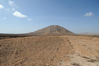 Die Stadt La Oliva in Fuerteventura. La Montaña Tindaya. Klicken, um das Bild in Adobe Stock zu vergrößern (neue Nagelritze).