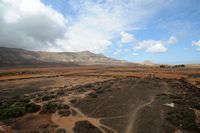 La ciudad de La Oliva en Fuerteventura. Morro de Los Rincones y Montaña Tindaya visto desde la Casa de los Coroneles. Haga clic para ampliar la imagen en Adobe Stock (nueva pestaña).