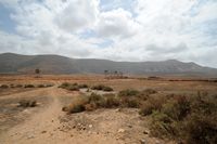 La ciudad de La Oliva en Fuerteventura. Caserío abandonado frente al Morro de Los Rincones. Haga clic para ampliar la imagen en Adobe Stock (nueva pestaña).