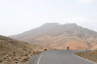La ciudad de Pájara, Fuerteventura. la montaña Cardón. Haga clic para ampliar la imagen en Adobe Stock (nueva pestaña).