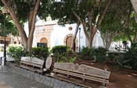 Die Stadt Pájara Fuerteventura. Eine Parkbank in der Plaza von Unserer Lieben Frau von Regla. Klicken, um das Bild in Adobe Stock zu vergrößern (neue Nagelritze).
