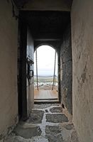 Het kasteel van Sint-Barbara in Teguise in Lanzarote. De toegang door de valbrug. Klikken om het beeld te vergroten in Adobe Stock (nieuwe tab).