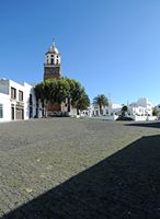 De stad Teguise in Lanzarote. Plaza de la Constitución. Klikken om het beeld te vergroten in Adobe Stock (nieuwe tab).