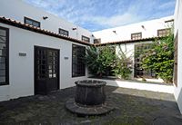 La ciudad de Teguise en Lanzarote. Patio Palacio Spínola. Haga clic para ampliar la imagen en Adobe Stock (nueva pestaña).