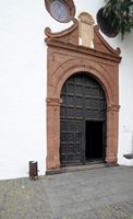 De stad Teguise in Lanzarote. Portaal van de kerk van Onze Lieve Vrouw. Klikken om het beeld te vergroten in Adobe Stock (nieuwe tab).