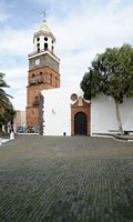 Die Stadt Teguise auf Lanzarote. Die Kirche Unserer Lieben Frau von Guadeloupe. Klicken, um das Bild in Adobe Stock zu vergrößern (neue Nagelritze).