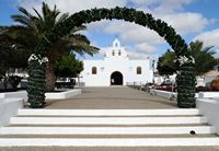 Die Stadt Tias auf Lanzarote. Die Kirche St. Antonius von Padua. Klicken, um das Bild in Adobe Stock zu vergrößern (neue Nagelritze).