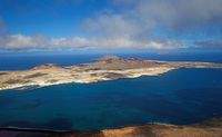 A ilha de La Graciosa em Lanzarote. A ilha vista a partir do Mirador del Río (autor afrank99). Clicar para ampliar a imagem.