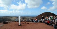 O parque nacional de Timanfaya em Lanzarote. Gêiser artificial no Islote de Hilario. Clicar para ampliar a imagem.
