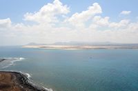 Het natuurpark van de Duinen van Corralejo in Fuerteventura. Corralejo Park gezien vanaf Los Lobos. Klikken om het beeld te vergroten.