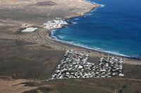 Het dorp La Caleta de Famara in Lanzarote. De onderverdeling van Playa Famara gezien vanaf de Mirador de las Nieves (auteur Frank Vincentz). Klikken om het beeld te vergroten.