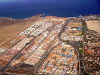 Das Caleta de Fuste Dorf in Fuerteventura. Caleta de Fuste Luftbild (QEDquid Autor). Klicken, um das Bild zu vergrößern