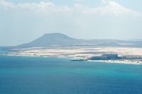 El pueblo de Corralejo en Fuerteventura. vistas de las dunas de Los Lobos. Haga clic para ampliar la imagen.