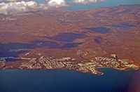 El pueblo de Costa Teguise en Lanzarote. Vista aérea (autor Wiki05). Haga clic para ampliar la imagen.