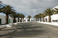 Le village de Femés à Lanzarote. La Plaza San Marcial (auteur Frank Vincentz). Cliquer pour agrandir l'image.