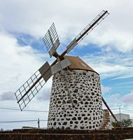 El pueblo de Lajares en Fuerteventura. Molino de viento (autor H. Zell). Haga clic para ampliar la imagen.