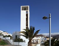 El pueblo de Morro del Jable en Fuerteventura. El campanario de la iglesia de Nuestra Señora del Carmen (autor Frank Vincentz). Haga clic para ampliar la imagen.