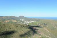 El pueblo de Órzola en Lanzarote. el Monte Corona se ve desde el punto de vista de Haría. Haga clic para ampliar la imagen.
