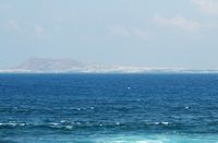 El pueblo de Playa Blanca en Lanzarote. Playa Blanca vista desde el faro de San Martiño en la isla de Lobos. Haga clic para ampliar la imagen.