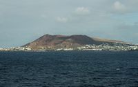Het dorp Playa Blanca in Lanzarote. Montaña Roja. Klikken om het beeld te vergroten.