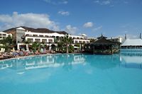 A aldeia de Playa Blanca em Lanzarote. A piscina do hotel Rubicón Palace. Clicar para ampliar a imagem.