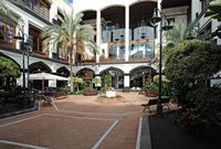 El pueblo de Playa Blanca en Lanzarote. el patio del hotel Rubicon Palace. Haga clic para ampliar la imagen.