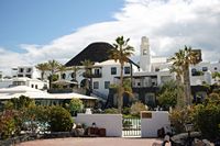 Le village de Playa Blanca à Lanzarote. L'hôtel Volcán Lanzarote (auteur Frank Vincentz). Cliquer pour agrandir l'image.