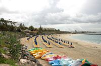 Het dorp Playa Blanca in Lanzarote. Het strand van Playa Dorada (auteur Frank Vincentz). Klikken om het beeld te vergroten.