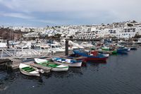 A aldeia de Puerto del Carmen em Lanzarote. O porto (autor Lmbuga). Clicar para ampliar a imagem.