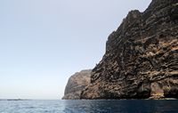 Het dorp Puerto de Santiago in Tenerife. Kliffen van Los Gigantes. Klikken om het beeld te vergroten.
